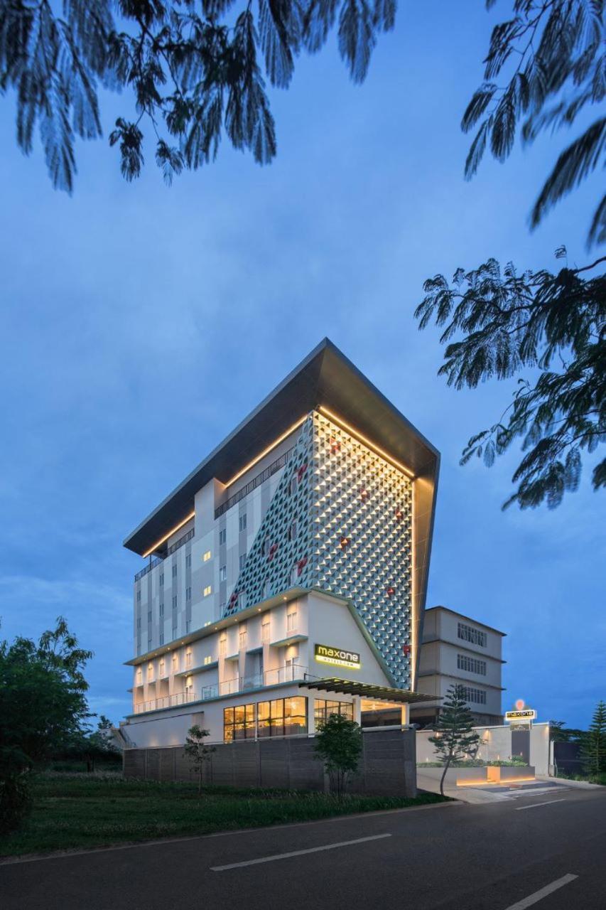 Maxonehotels At Kota Harapan Indah-贝克西 外观 照片