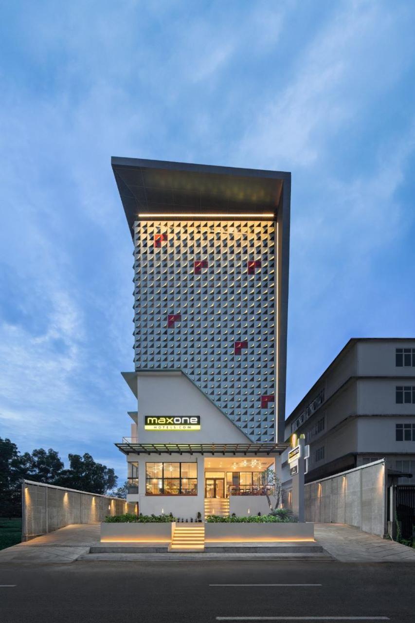 Maxonehotels At Kota Harapan Indah-贝克西 外观 照片